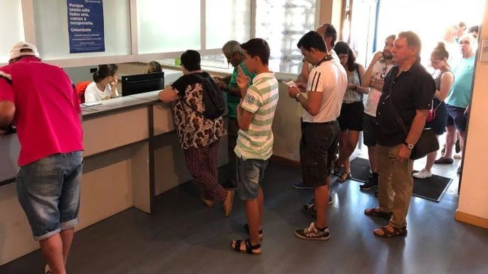 Aficionados del Salamanca UDS retirando abonos este verano.