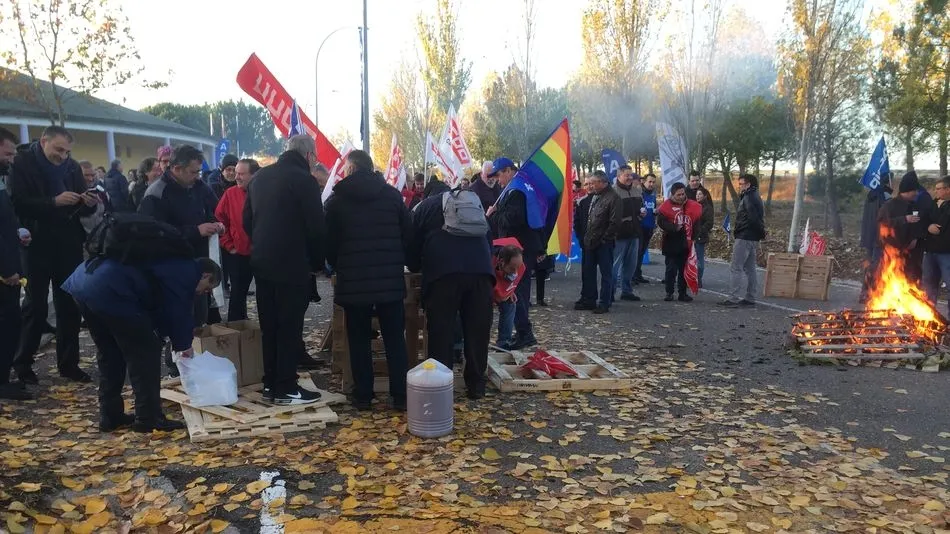 Concentración de los trabajadores en los accesos al centro penitenciario de Topas
