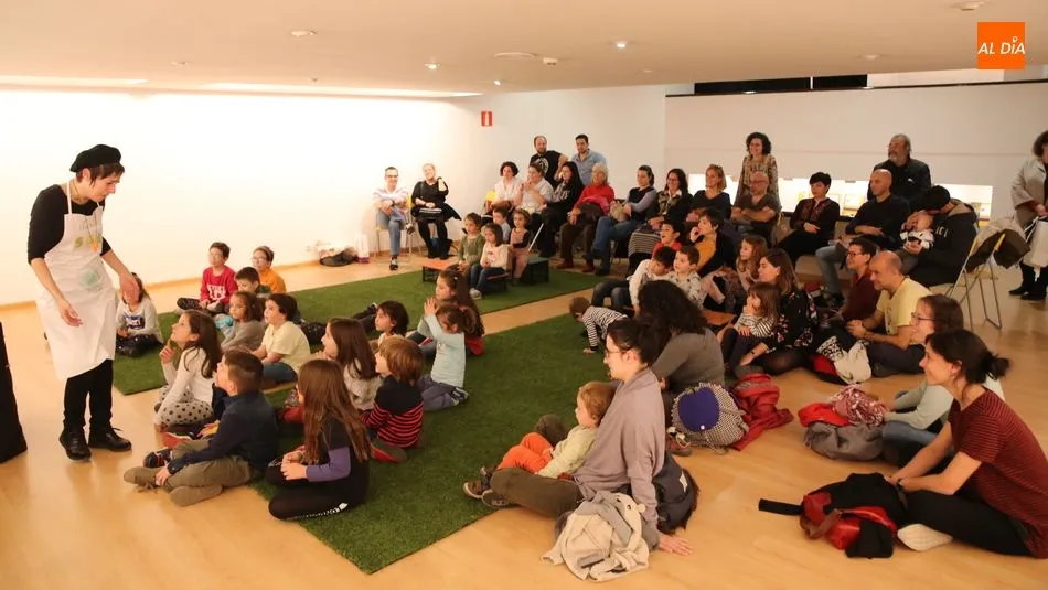 Los más pequeños y también los mayores han disfrutado de las historias contadas por los vendedores de sal. Foto: Alberto Martín