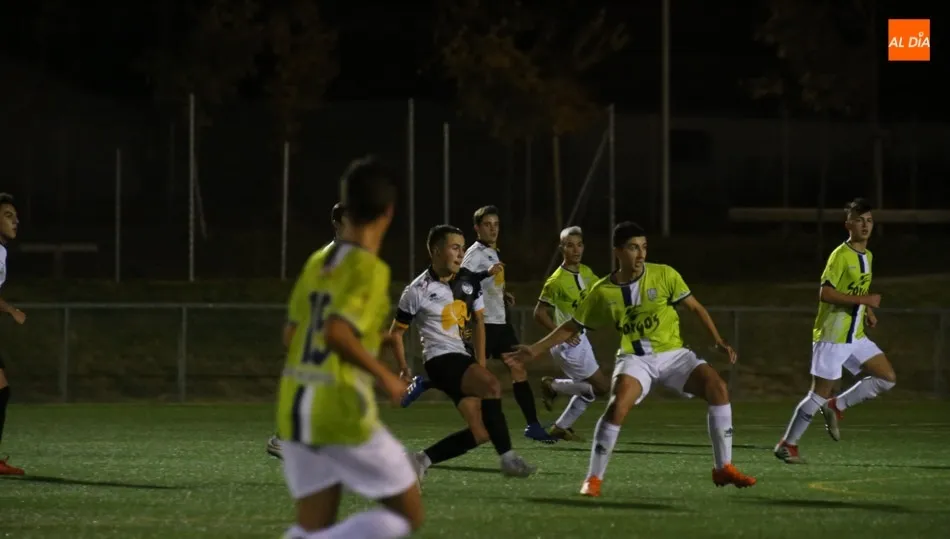 Una acción del derbi de Regional Juvenil entre Unionistas y Helmántico. Fotos: Alberto Martín