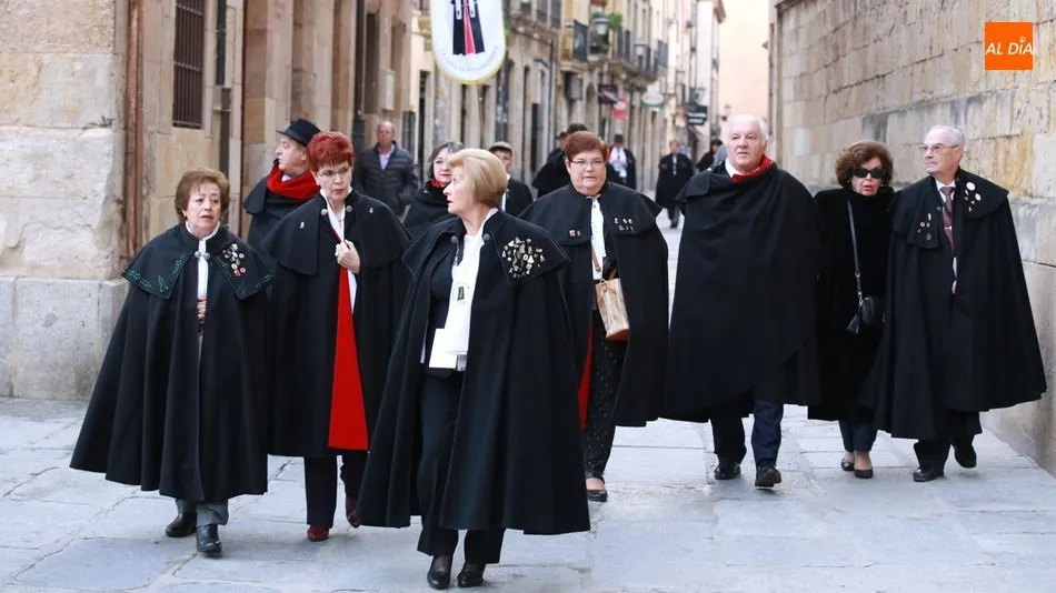 Un grupo de capistas, a su llegada a la Universidad de Salamanca. Foto: Alberto Martín