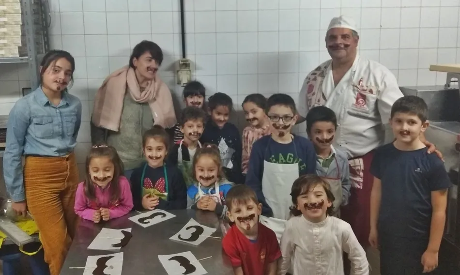 Taller de piruletas con forma de bigotes en Ledesma