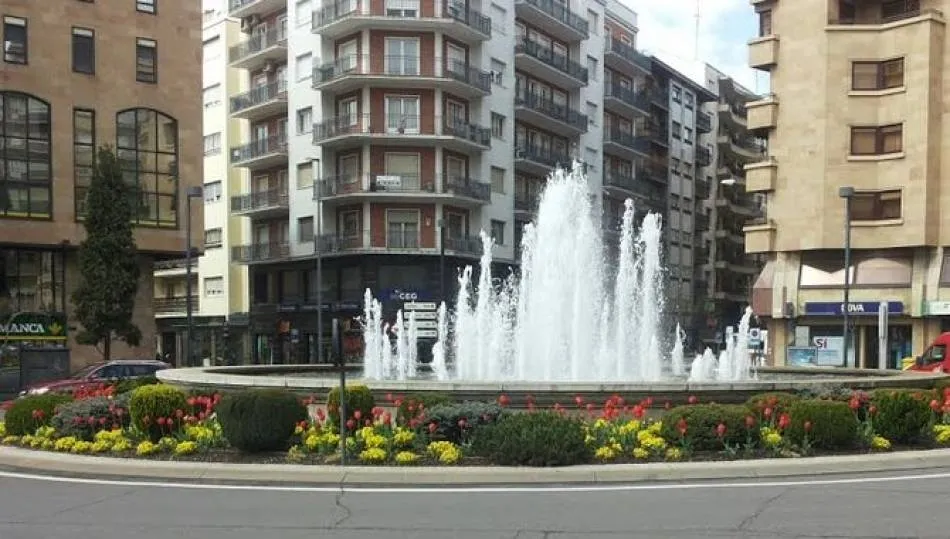 La fuente de la Puerta Zamora se ilumina este sábado de verde por el Día Mundial contra los Abusos Sexuales en la Infancia
