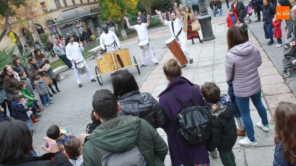 Una batucada a animado la Plaza de los Bandos este domingo