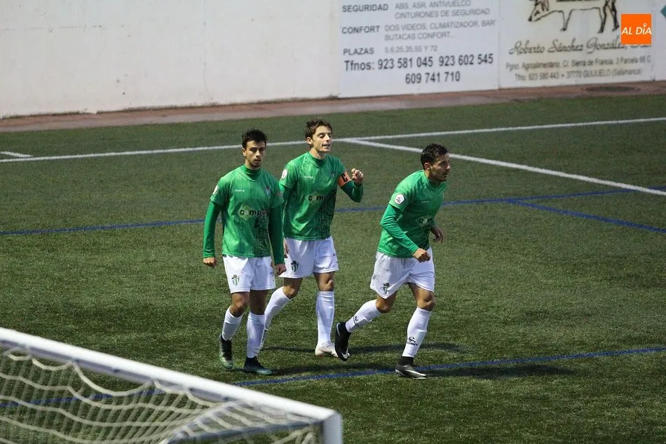 Luque celebra el tanto de la victoria tras lanzar el penalti