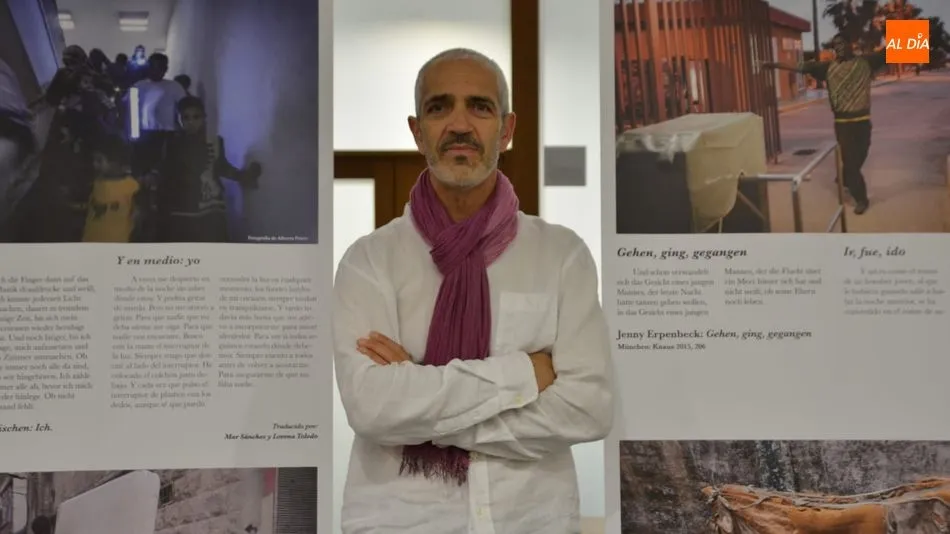 Alberto Prieto posa junto a su obra / Foto: Lydia González.