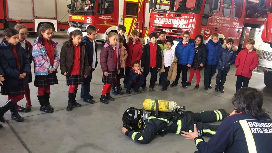 Alumnos del colegio Padres Trinitarios en el Parque Municipal de Bomberos.
