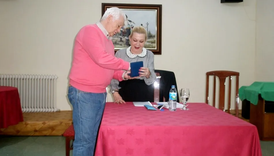 Isaura Díaz recibe un obsequio en el Centro Gallego de Salamanca