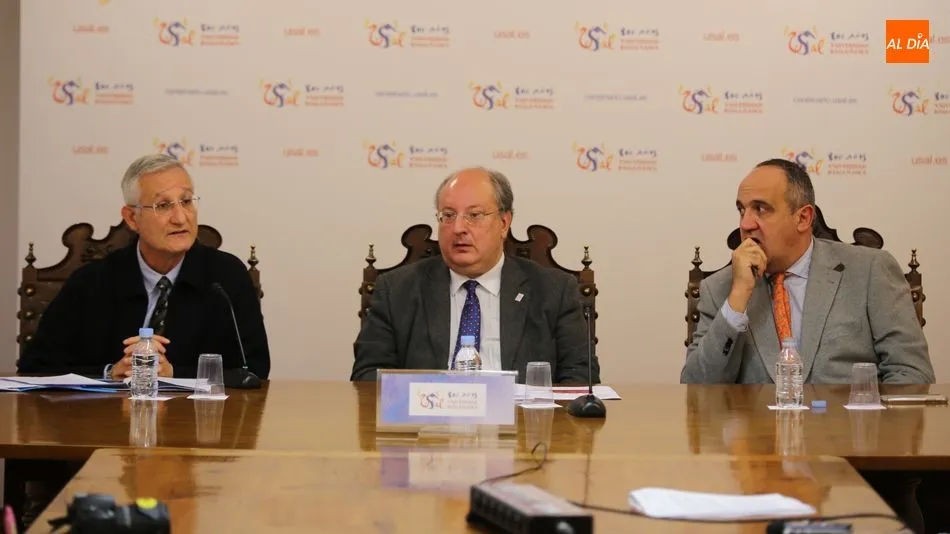 El vicerrector de Política Académica y Participación Social de la Universidad de Salamanca, Enrique Cabero; el director del Centro de Investigación del Cáncer (USAL-CSIC), Eugenio Santos; y el secretario del jurado del Premio “Doctores Diz Pintado” en inv