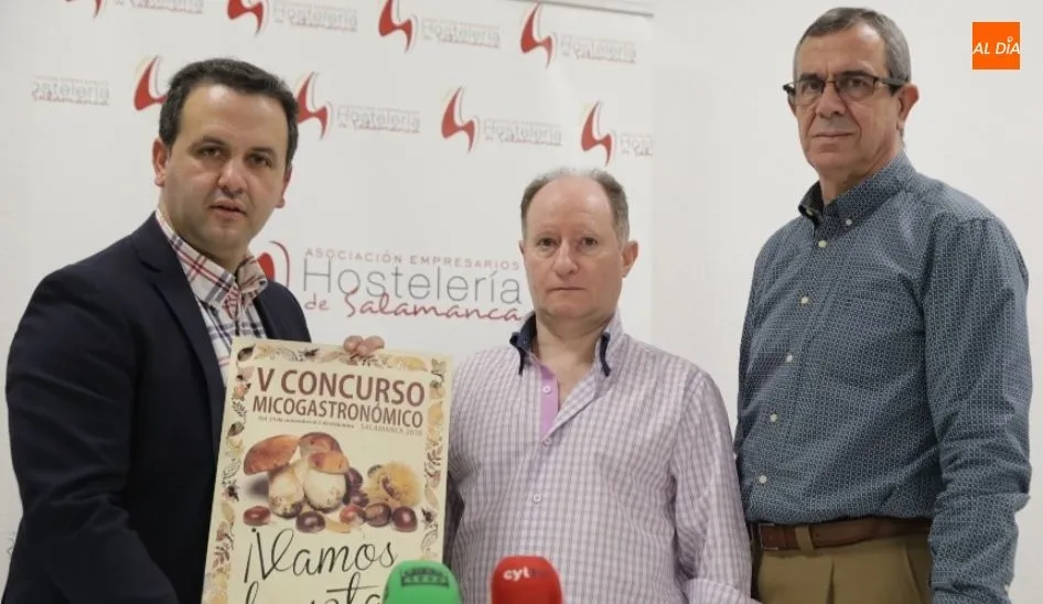Francisco Javier García Hidalgo, diputado provincial de Turismo, junto a los representantes de la Asociación de Hostelería de Salamanca y la Escuela de Hostelería de Santa Marta. Foto de Alberto Martín