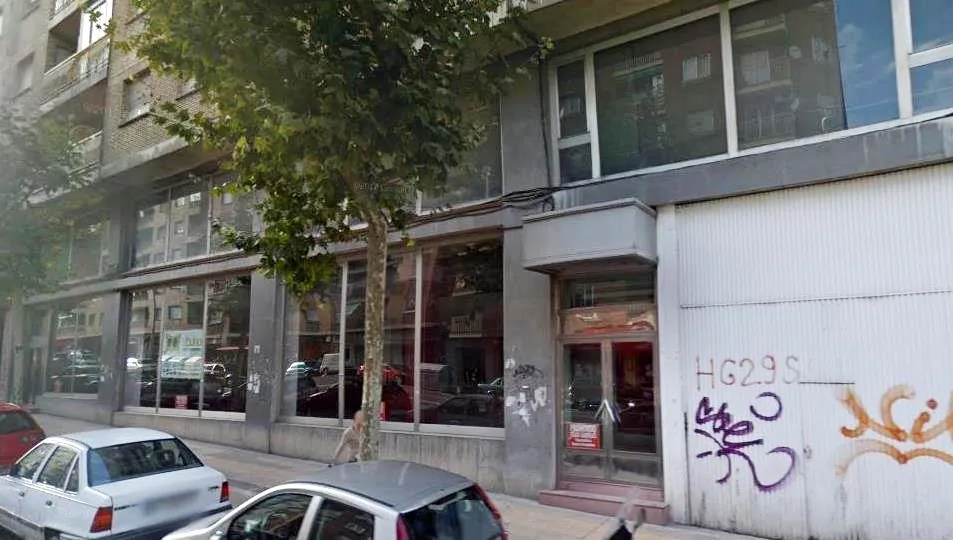 Antiguo concesionario en la avenida de Comuneros