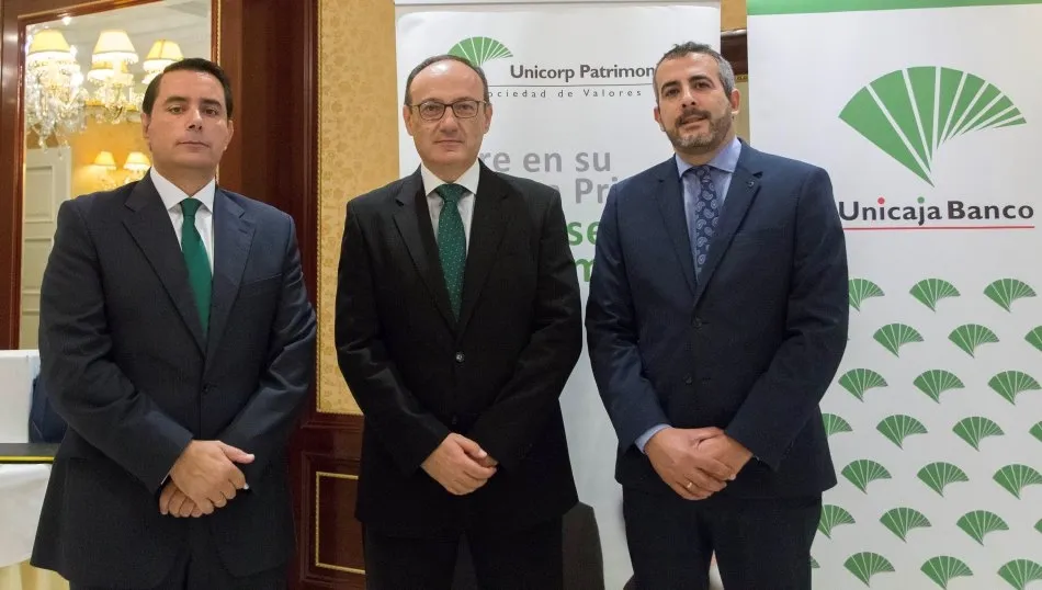 Pedro Martos, director comercial de Unicorp Patrimonio; Miguel Ángel Paz, gestor de Inversiones de Unicorp Patrimonio, y de Alberto de la Calle,  de la dirección territorial de Unicaja Banco en Salamanca