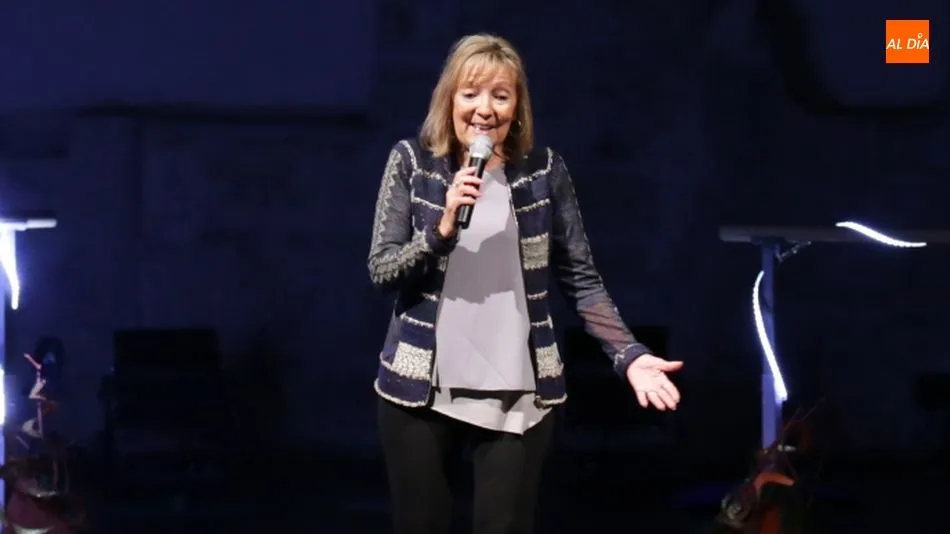 La concejala Cristina Klimowitz, durante la entrega de diplomas. Fotos: Alberto Martín