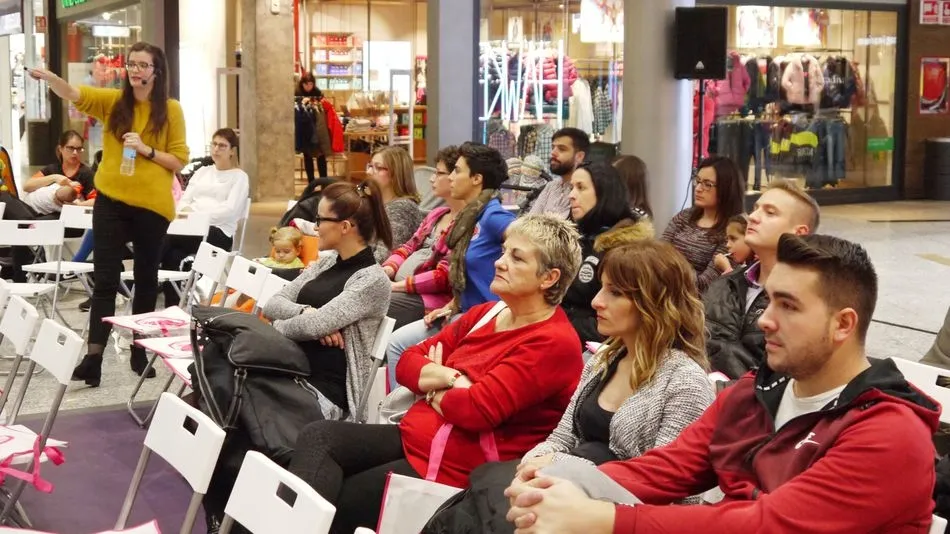 Asistentes al taller sobre seguridad vial en El Tormes.