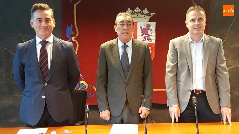 Bienvenido Mena, delegado provincial de la Junta de Castilla y León, en el centro, en la presentación de este opertativo