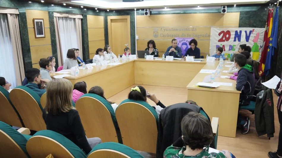 Consejo de Niños en el salón del plenos del Ayuntamiento de Carbajosa