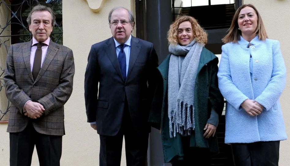 El presidente de la Junta de Castilla y León, Juan Vicente Herrera, en el centro, junto a la ministra de Política Territorial y Función Pública, Meritxell Batet