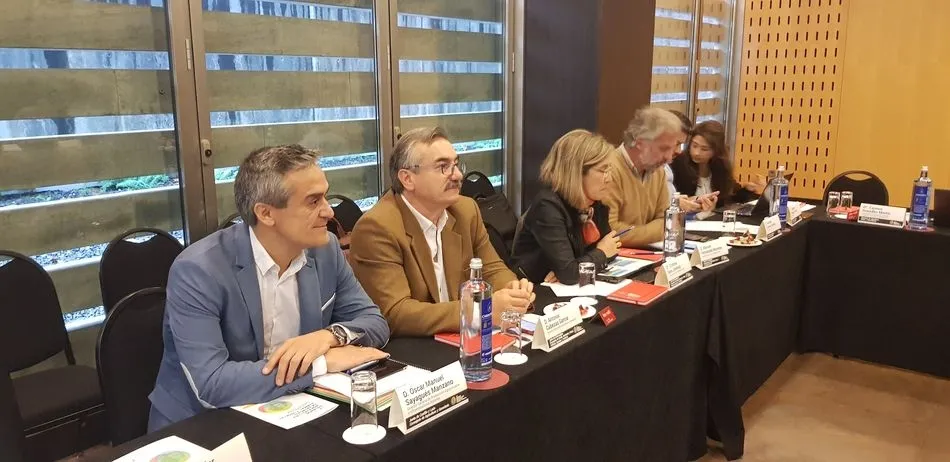 Óscar Sayagués, izda., en el encuentro hispano-luso celebrado en Santiago de Compostela