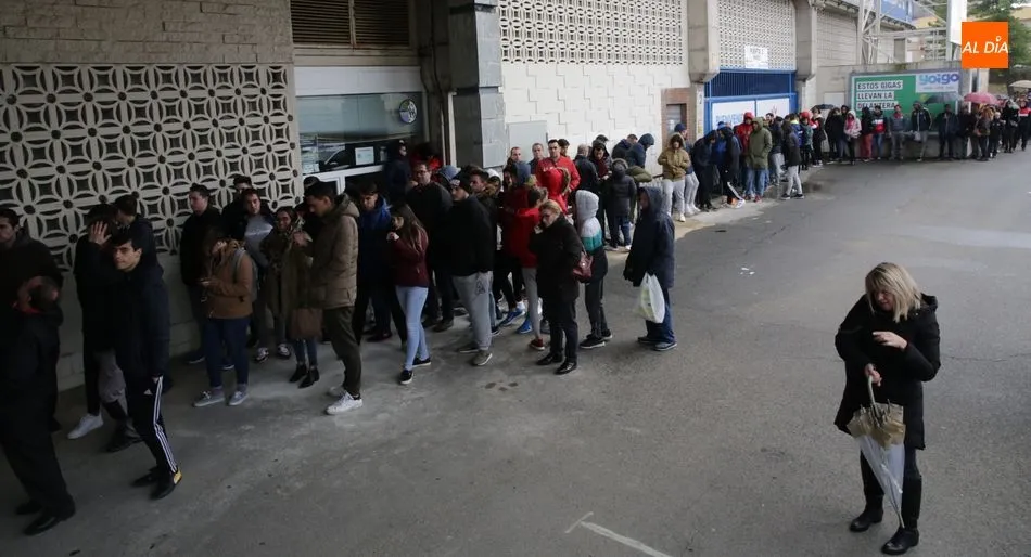 Cola formada este miércoles en las taquillas del Helmántico / Foto: Alberto Martín.