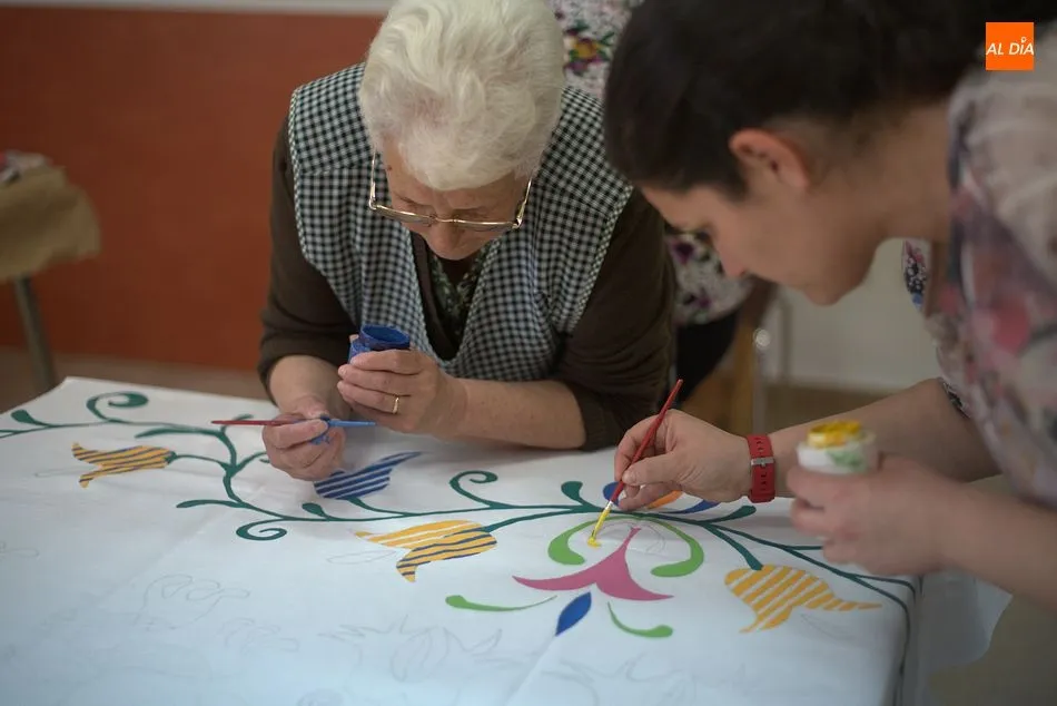 Red Arrayán recibe el premio Fuentes Claras por su salvaguarda del bordado serrano