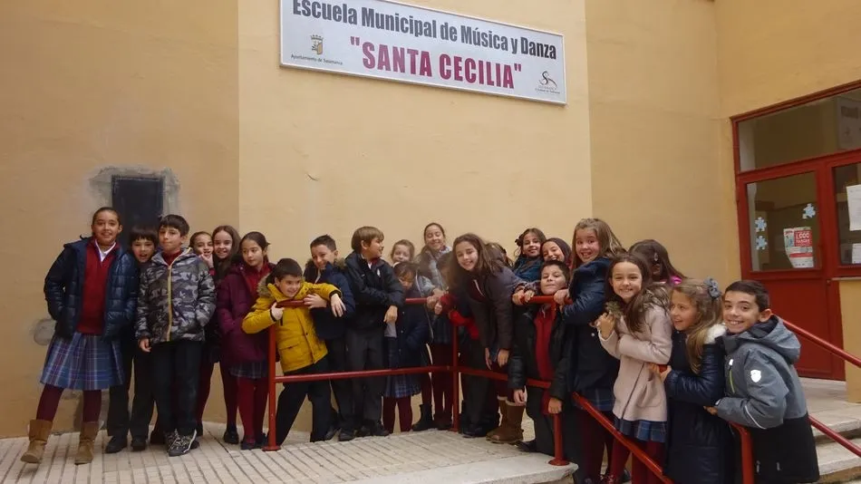 Alumnos y alumnas de 4º de ESO de educación Primaria del colegio San Juan Bosco posan en la entrada de la Escuela Municipal de Música y Danza