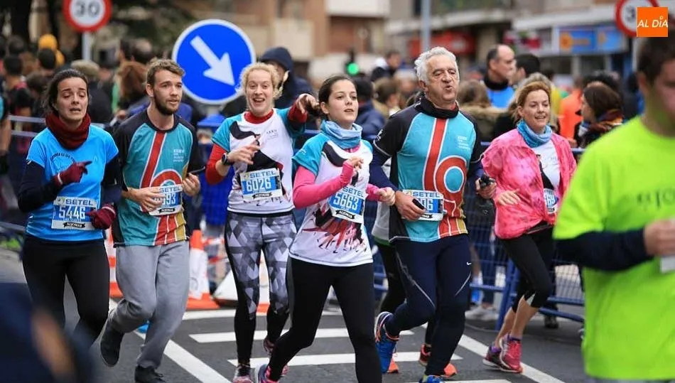 Varios corredores llegan a meta el año pasado.