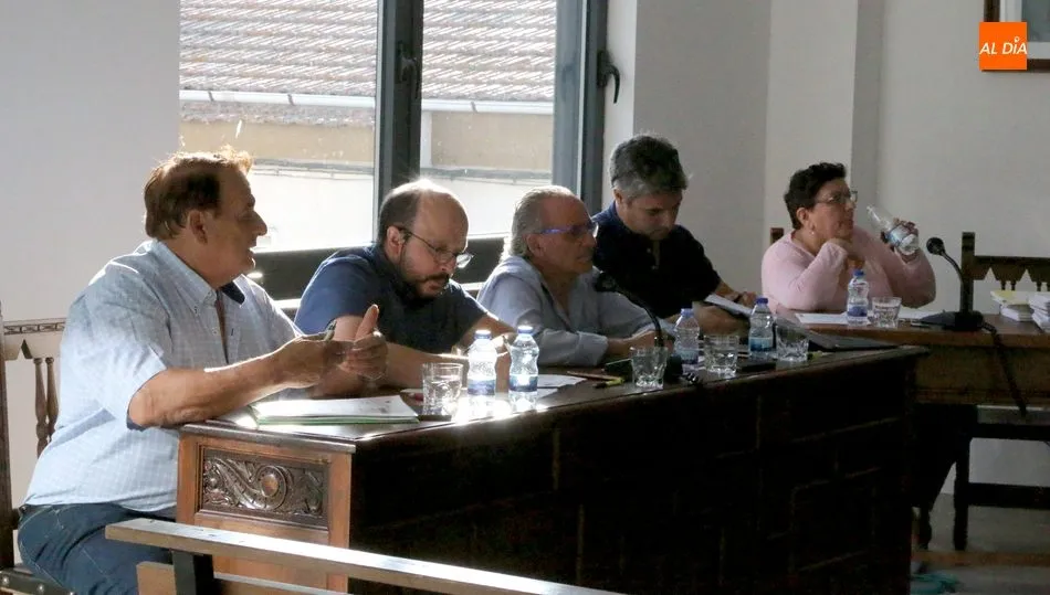 Banco de la oposición en una sesión anterior con Josñe María Herrero en el centro