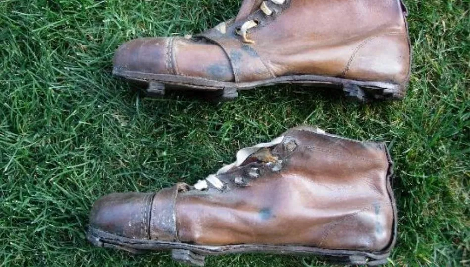 Botas antiguas de fútbol, muy distintas a las actuales