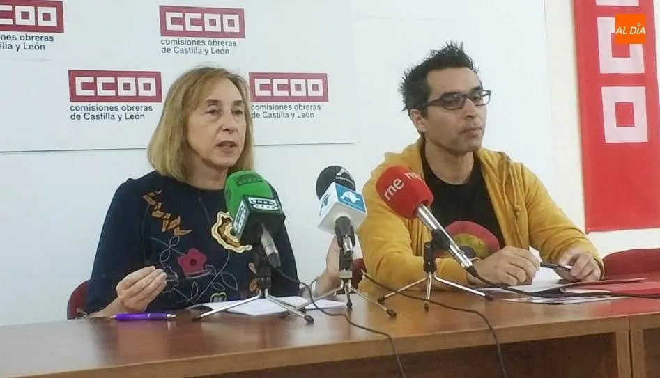 Natividad Ortiz Albear y Raúl Lucas Rodriguez, de la Secretaráa de la Mujer de CCOO en Salamanca. Foto de Lydia González