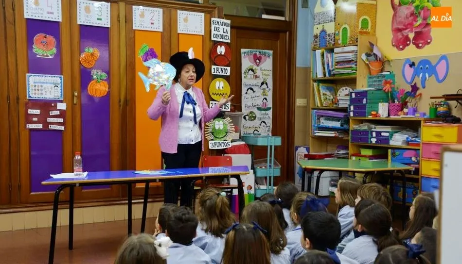 Sesión de cuentos para los escolares de tercer curso de Educación Infantil del colegio Santísima Trinidad. Foto de Lydia González