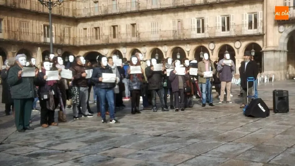 Montaje de Cáritas en la Plaza Mayor para denunciar la realidad de las personas sin hogar. Foto de Lydia González
