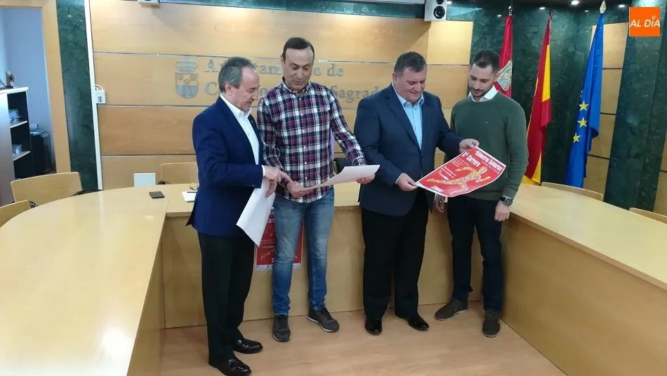 Jesús Juanes, presidente de Cruz Roja Salamanca, Pedro Samuel Martín, alcalde de Carbajosa, el concejal, José Álvarez, y Cristina, de Racetime, observan el cartel durante la presentación. Foto: RFG