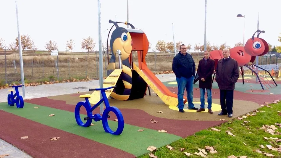 El alcalde y los ediles de Urbanismo y Deportes, en la inauguración de las instalaciones.