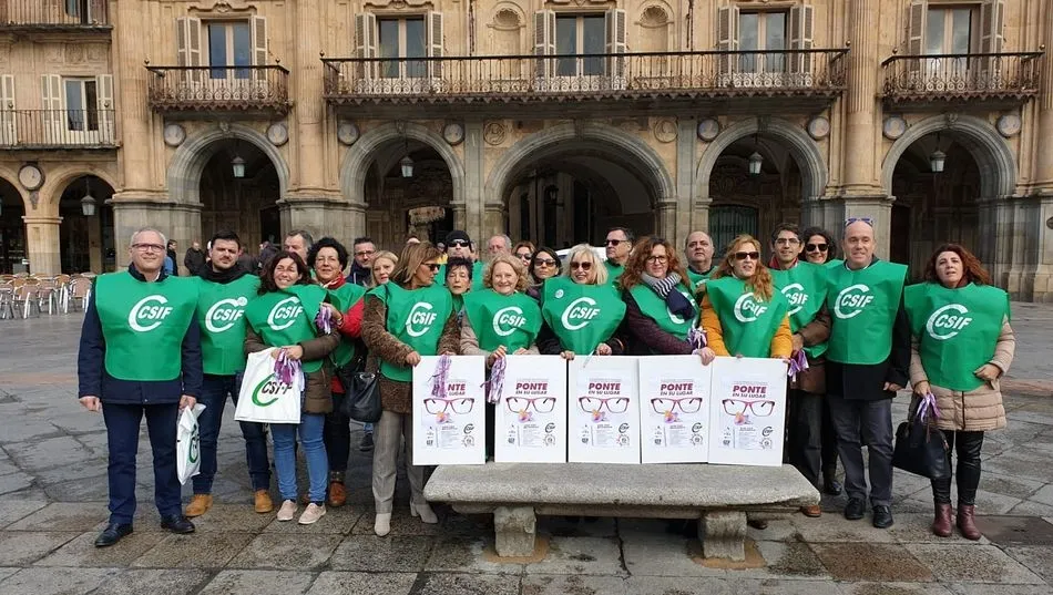 Delegados de CSIF han repartido pulseras en la Plaza Mayor