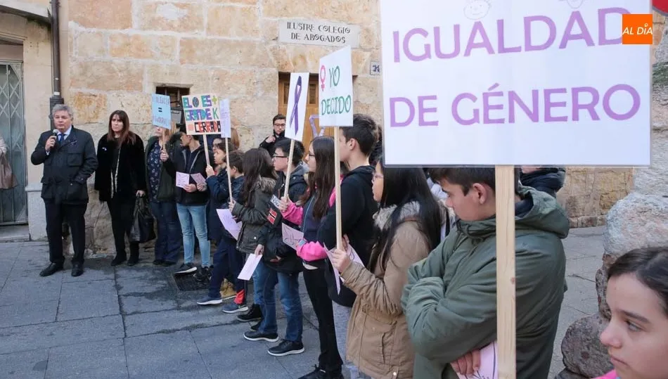 Concentración a las puertas del Colegio de Abogados. Fotos: Alberto Martín