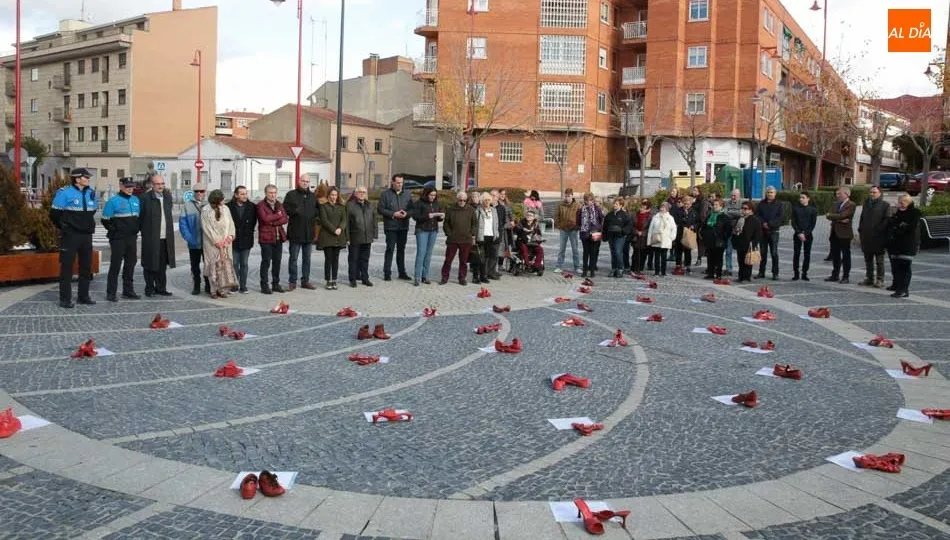 Un momento de la lectura del manifiesto en la Plaza España. Foto: Alberto Martín