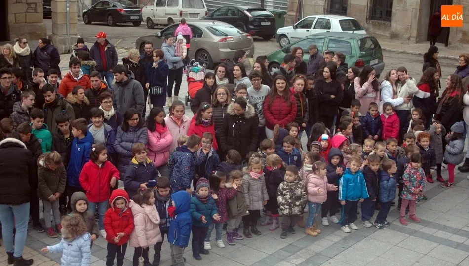 Profesores y alumnos de los centros educativos de Vitigudino piden el fin de la violencia de...