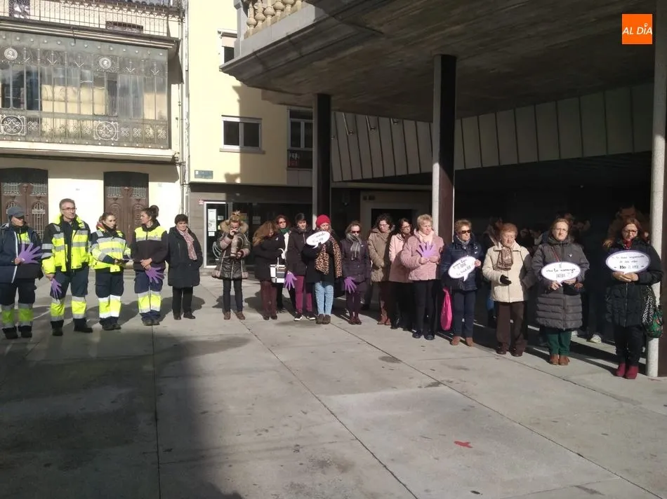 Numerosos vecinos acompañaron a la edil de Mujer, Mayte Montero, en la lectura del manifiesto en la Plaza Mayor de Guijuelo