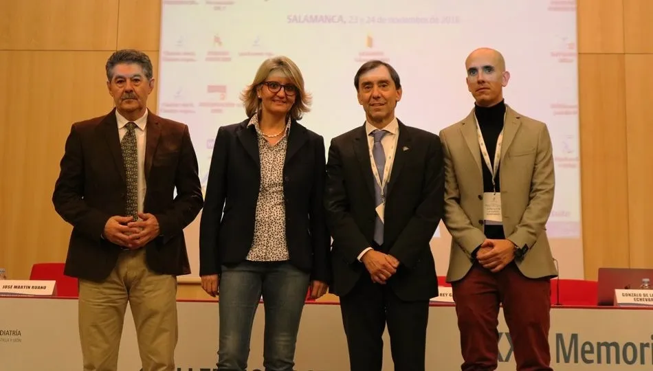 La decana de la Facultad de Ciencias de la Salud de la UPSA, María H. Benavente; el director médico de la Gerencia de Atención Primaria de Salamanca, José Martín; el presidente de la SCCALP, Corsino Rey, y el presidente del Memorial, Gonzalo de la Fuente