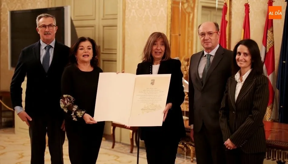 Carmen Peña López, segunda por la izquierda, junto al documento que la acredita como Huésped Distinguida de Salamanca. Foto de Alberto Martín