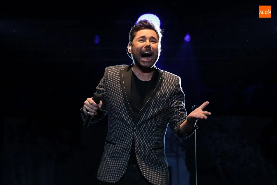 Actuación de Miguel Poveda en el Multiusos Sánchez Paraíso. Foto de Alberto Martín