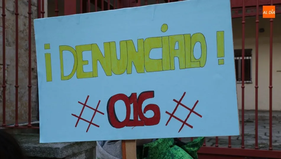 El teléfono gratuito 016 atiende a las víctimas de violencia de género. Foto: Alberto Martín