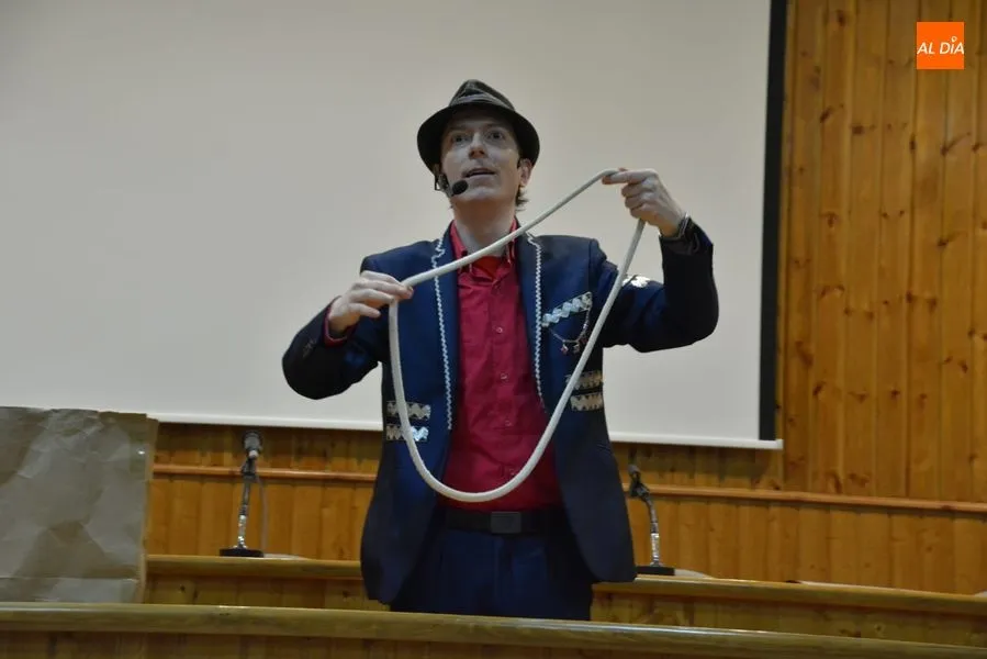 Un momento del espectáculo de magia en la sede de UGT / Fotografía: Lydia González.