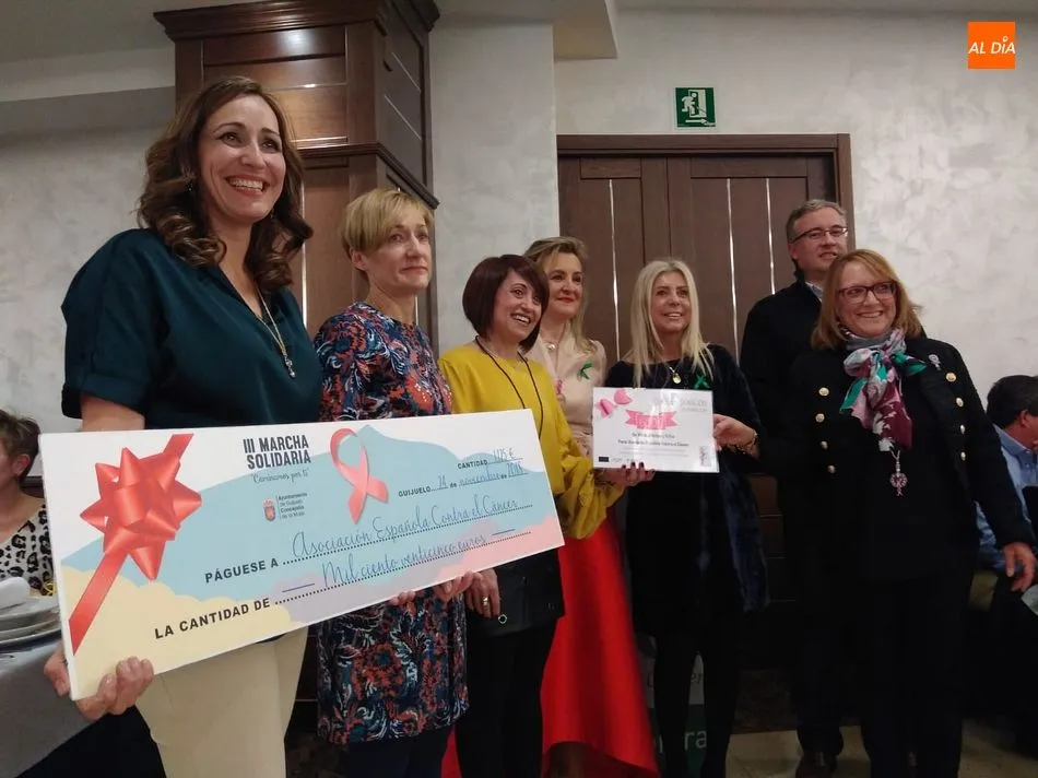 El Ayuntamiento colaboró un año más con la causa de AECC entregando la recaudación de la marcha solidaria anual