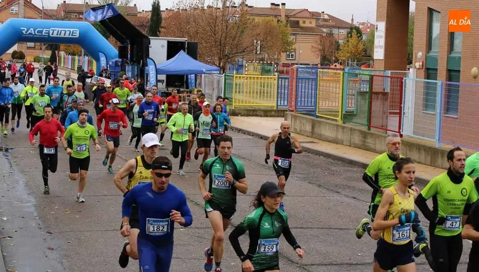 Un centenar de personas toman parte en la carrera y marcha de kilómetros solidarios
