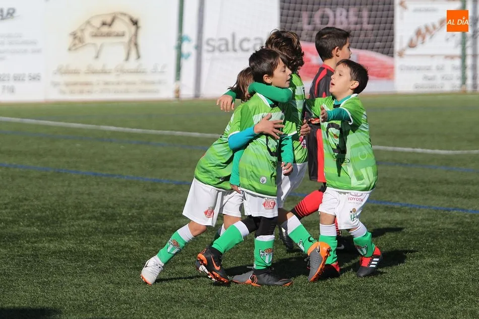 Jugadores de la base del CD Guijuelo festejan uno de los goles ayer en el Municipal