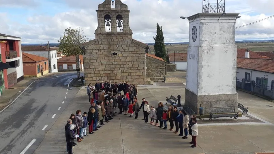 Unos 70 vecinos se concentraban este domingo en Boada contra la violencia de género