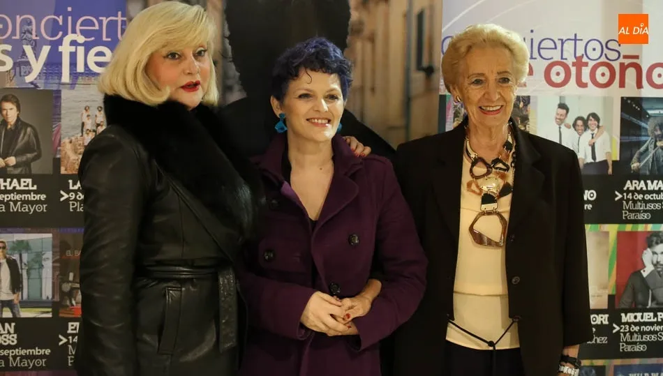 Isabel Ocampos (centro) posa momentos antes de la presentación de su documental / Foto: Lydia González.