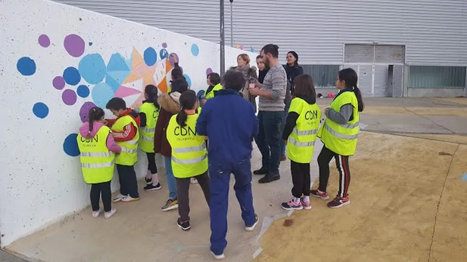 Los niños y jóvenes de Villamayor realizan un mural en contra de la violencia de género  