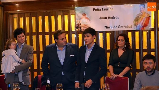 El joven diestro Manuel Diosleguarde recogía el premio al triunfador de la Feria de Peñaranda concedido por la peña Juan Ándres González de la Nava de Sotrobal